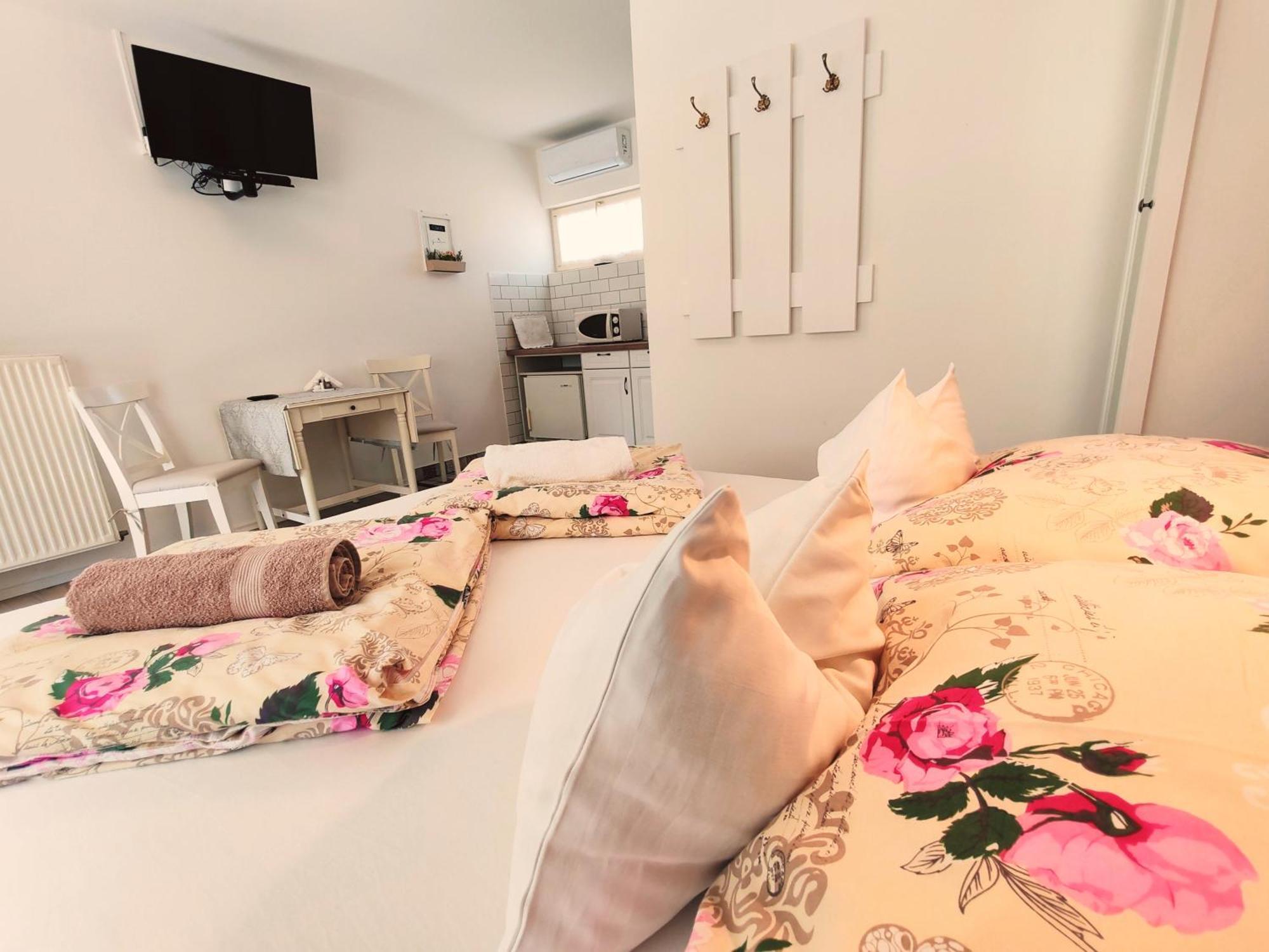Elisoria Apartments Черсегтомай Экстерьер фото